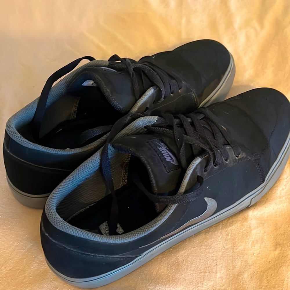Men’s Nike shoes black